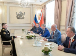 Командир «Воронежа» пригласил губернатора Гусева в гости