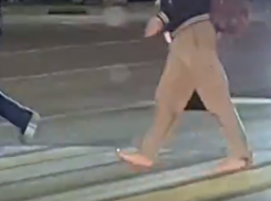 «Я на сутки», – мужчину, гуляющего без ботинок, заметили в Воронеже