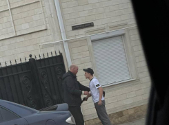 Двое парней с пистолетом напали на мужчину в Воронеже – опубликовано видео