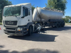 Опубликованы кадры с места столкновения грузовика и мотоцикла в Воронеже