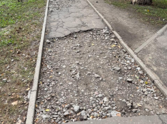 «Яма на яме»: воронежцы пожаловались на бульвар, где дети рискуют переломать ноги