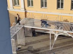 Странное поведение мужчин сняли под окнами воронежцев 