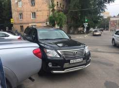 Асфальтовые короли на Lexus с номерами воронежской администрации плюют на закон 