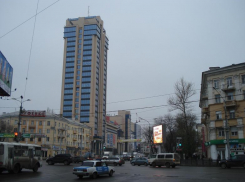 С 12 этажа «Галереи Чижова» упал мужчина