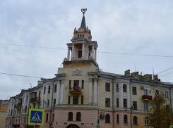 Изуродованную звезду на шпиле воронежской многоэтажки начали перекрашивать