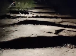 Машина забуксовала в яме по колено: воронежец снял на видео состояние двора на улице в Воронеже 