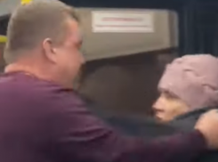 Видео: маршрутчик жёстко обматерил и вышвырнул пассажирку без маски в Воронеже