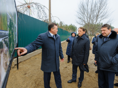 Под Воронежем Алексей Гордеев призвал благоустраивать сквер, используя природные материалы