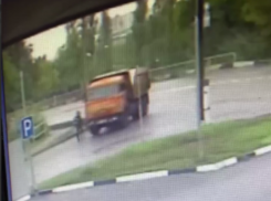 Опубликовано видео, как грузовик переезжает женщину в Воронеже 