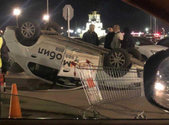 Полиция объяснила переворот такси на парковке «Града» в Воронеже