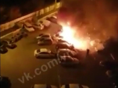 Тушение трех горящих иномарок сняли на видео в Воронеже