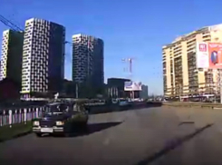 Адреналинового маньяка сняли на видео на дороге в Воронеже 