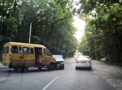 В Воронеже столкнулись маршрутка №50А и легковушка (ФОТО)