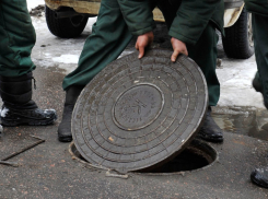 Трое друзей в Воронежской области воровали канализационные люки