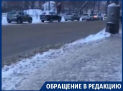 Ежедневное преодоление скользкого препятствия в центре Воронежа сняли на видео  