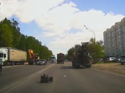 Похоронный венок вылетел на полном ходу из грузовика в Воронеже – опубликовано видео