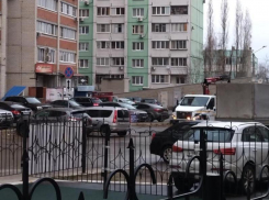 Воронежцы сообщили о массовой эвакуации машин из двора в Северном