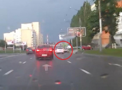 Загадочный прыжок «Нивы» на мокрой дороге сняли в Воронеже