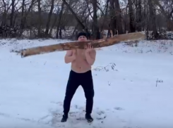 Полуголый воронежский чиновник отжег с бревном на камеру