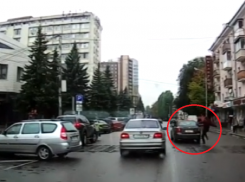 Смачный пинок отвесил воронежец сбившей его иномарке