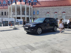 Царскую парковку Land Rover показали в центре Воронежа