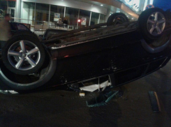 В центре Воронежа после столкновения перевернулся элитный внедорожник