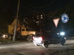 В Воронеже ночью строительный кран чуть не повалил фонарный столб