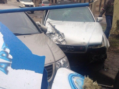 В Воронеже водитель иномарки протаранил три автомобиля и снес ларек