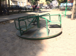 Воронежцы жалуются на брошенную детскую площадку у Центральной управы
