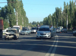 В Воронеже на Левом берегу мотоцикл столкнулся с двумя автомобилями 