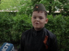 Трогательный стих о ветеране прочитал маленький воронежец на параде Победы