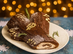 Что приготовить к Новому году: «Рождественское полено» с малиной и маскарпоне