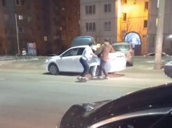 «У людей сдают нервы» – драка таксиста с водителем попала на видео в Воронеже