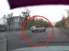 Не глядя в зеркала: опасный маневр на дороге Воронежа едва не закончился аварией