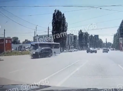 Момент столкновения автобуса и иномарки попал на видео в Воронеже 