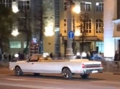 Невероятно длинный кабриолет прокатился по холодному Воронежу 