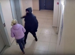 Опубликовано видео жестокого избиения и ограбления девушки в Воронеже