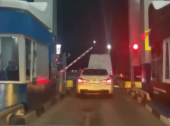 Водитель BMW с красивыми номерами отличился скупостью на платном участке М-4 «Дон»