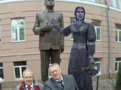 Жириновский мечтает поставить нововоронежскую Аленку рядом со своей статуей