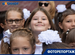 Как выглядели ученики и родители на линейке в воронежской школе 