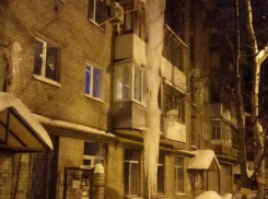 В Воронеже сфотографировали замерзший водопад с крыши дома