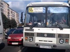 На видео попал «оборзевший» воронежский маршрутчик, едущий по «встречке»