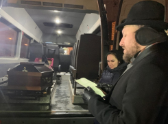 Венок от девственниц, иудейские традиции и памятник: почему Давидовича похоронили вечером в Воронеже