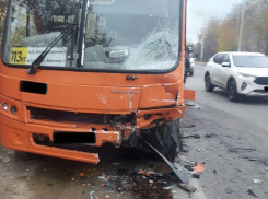 Один человек погиб и шесть пострадали в массовой аварии с автобусом в Воронеже