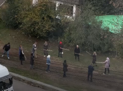 Странный коллективный обряд с шестами попал на видео в Воронеже 