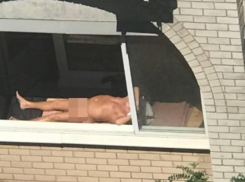 Голый отдых на подоконнике устроил мужчина на глазах соседей в Воронеже 
