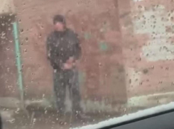 Шедшего за девушкой онаниста сняли на видео у стен воронежского вуза