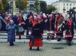 Танцующая супер-женщина на интересном видео вызвала эмоциональную реакцию жителей Воронежа