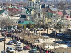 Очередь в храм вызвала транспортный коллапс в Воронеже накануне Пасхи