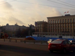 На площади Ленина в Воронеже начали устанавливать главный городской каток